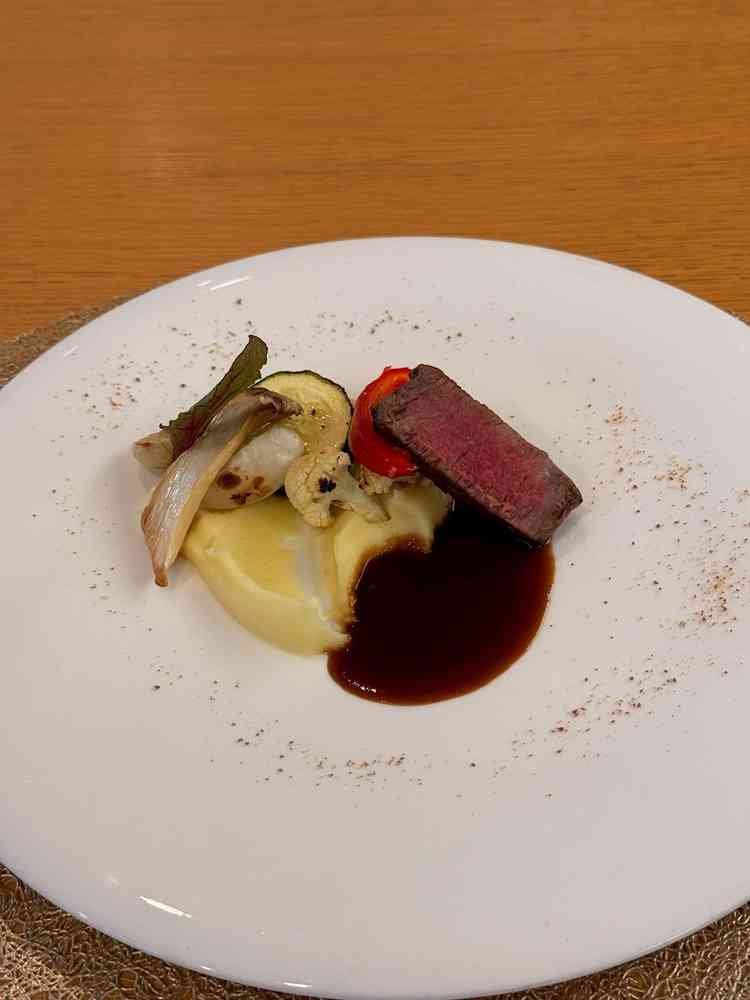 試食をいただきました。お肉は柔らかくて美味しかったです。付け合わせも良かったです。