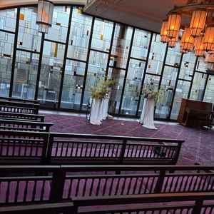 挙式会場。スタンドグラスから入る光が素敵でした。