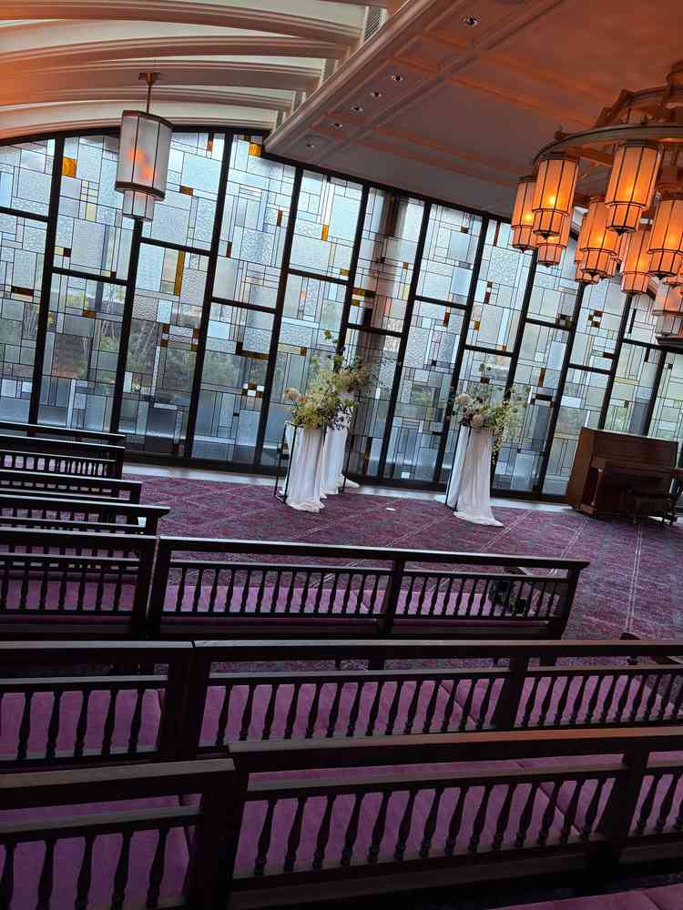 挙式会場。スタンドグラスから入る光が素敵でした。