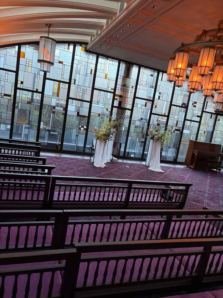 挙式会場。スタンドグラスから入る光が素敵でした。