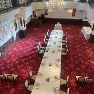 披露宴会場は控え室のフロアから見下ろせます。なにかサプライズなどもできそう