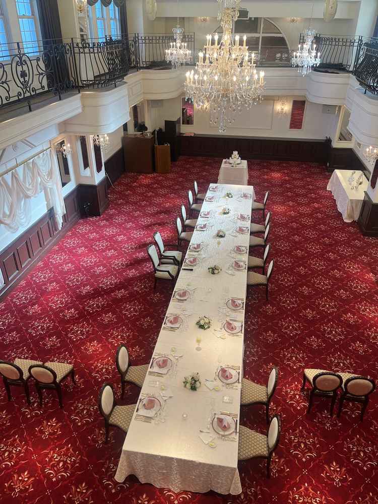 披露宴会場は控え室のフロアから見下ろせます。なにかサプライズなどもできそう