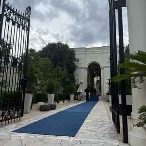 入り口の写真です。青のカーペットがとても印象的で綺麗でした。