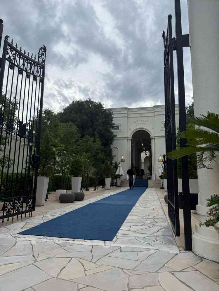 入り口の写真です。青のカーペットがとても印象的で綺麗でした。