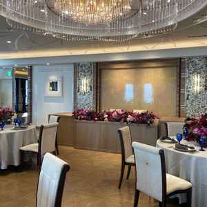 大きなシャンデリアが印象的な披露宴会場。