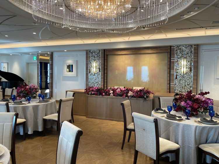 大きなシャンデリアが印象的な披露宴会場。