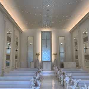 チャペルはドアが開くと明るい真っ白な空間で、ドアが閉まると白より少し暖かい色になり穏やかになる。