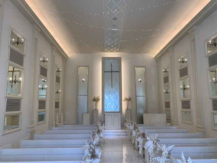 チャペルはドアが開くと明るい真っ白な空間で、ドアが閉まると白より少し暖かい色になり穏やかになる。