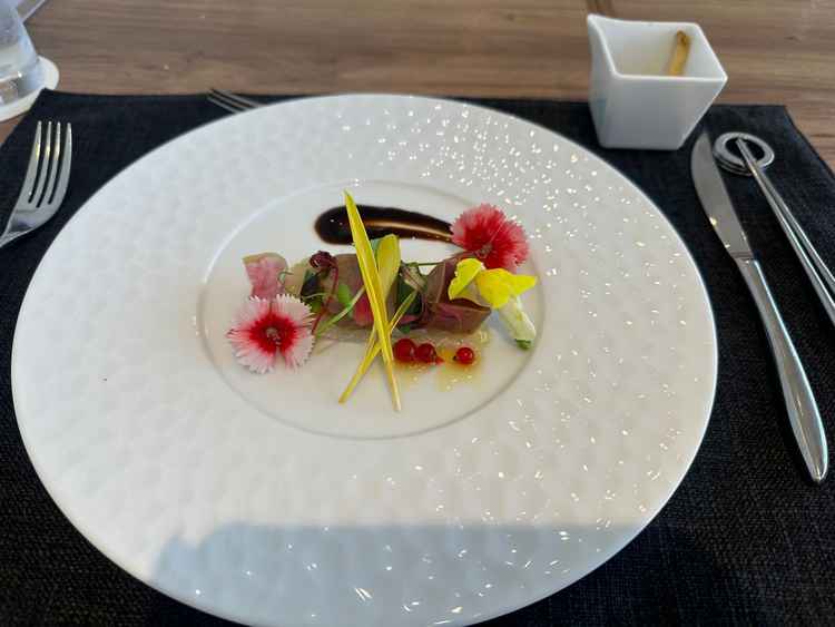 試食前菜「玄海スズキの燻製とマグロのタタキ刺身醤油とオリーブオイルのソース」