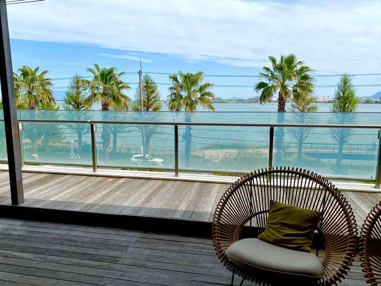 披露宴会場から見える景色です。琵琶湖と椰子の木が相まってさらにリゾート感があります。