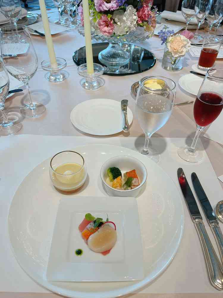 前菜、スープ、お魚料理。特にスープがとても美味しく、テーブルのお花も可愛かったです