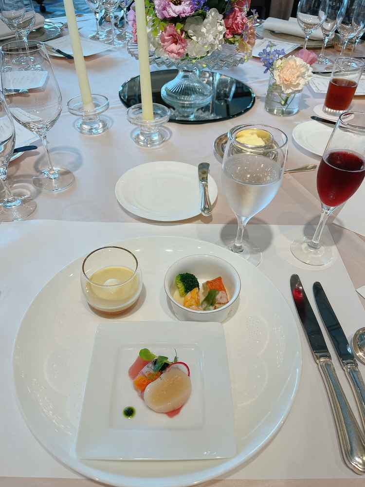 前菜、スープ、お魚料理。特にスープがとても美味しく、テーブルのお花も可愛かったです