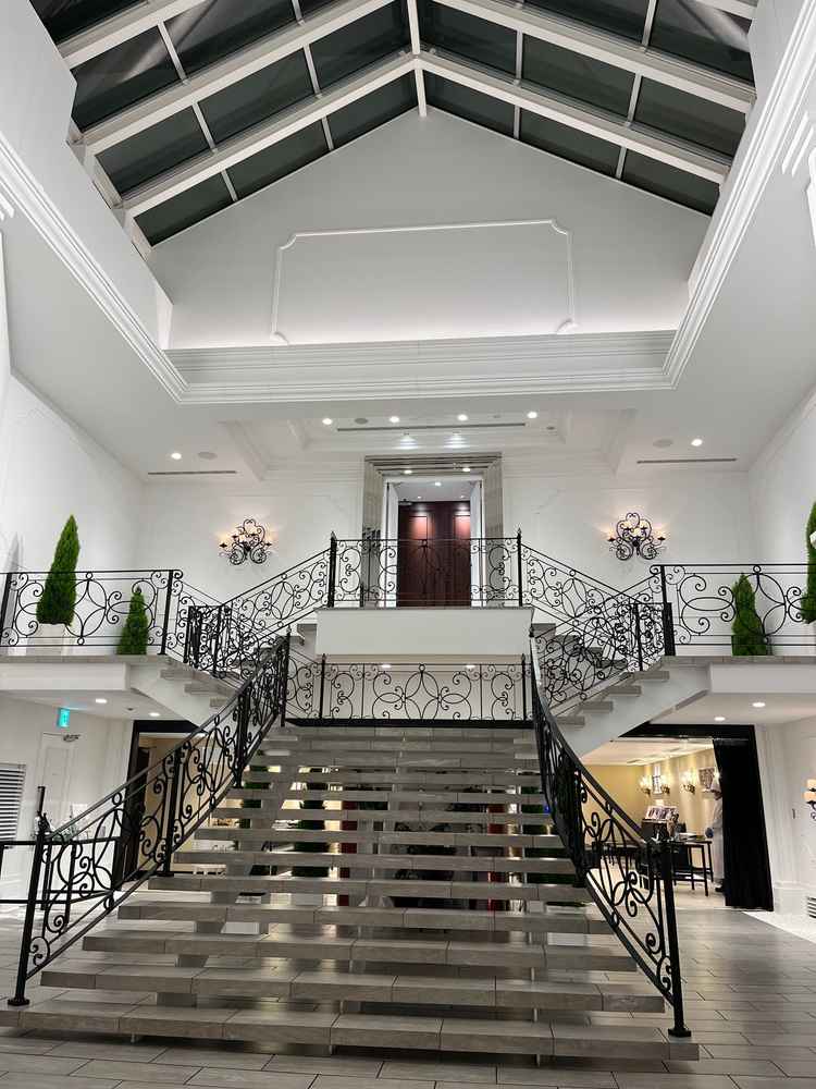 チャペルコート。挙式後に集合写真の撮影や、ウェルカムパーティーが行えるところが魅力的でした。