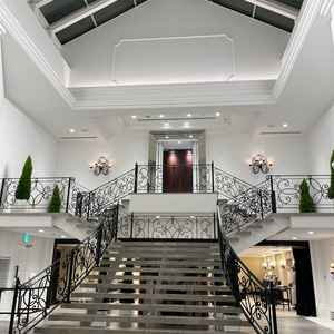 チャペルコート。挙式後に集合写真の撮影や、ウェルカムパーティーが行えるところが魅力的でした。