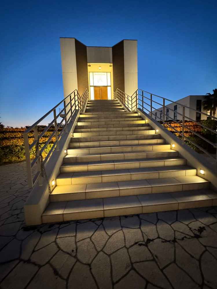 チャペルに繋がる階段です。陽が落ちた直後に撮りましたが綺麗でした。