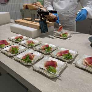 目の前で調理してくださるお料理が大変美味しく、とても感動しました。