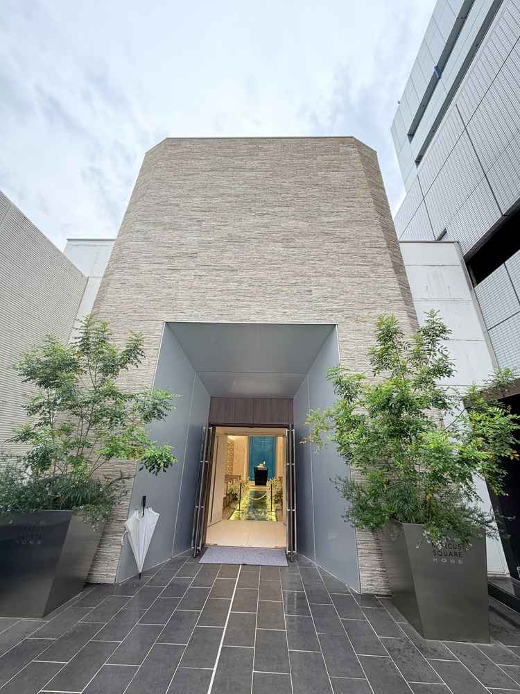 挙式会場の外観はシンプルでした。見学日は雨でしたがすぐ横に入り口があり安心です。