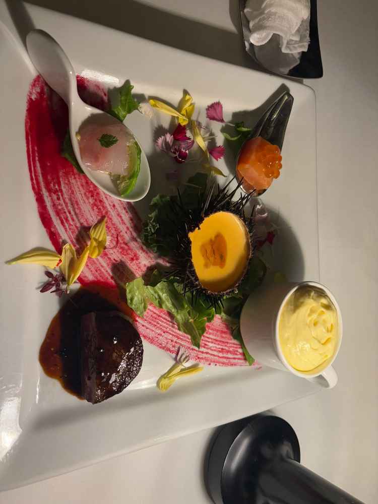 全て本当に美味しかったですが、特に真ん中の雲丹のプリンとエビのビスクスープが最高に美味しかったです！