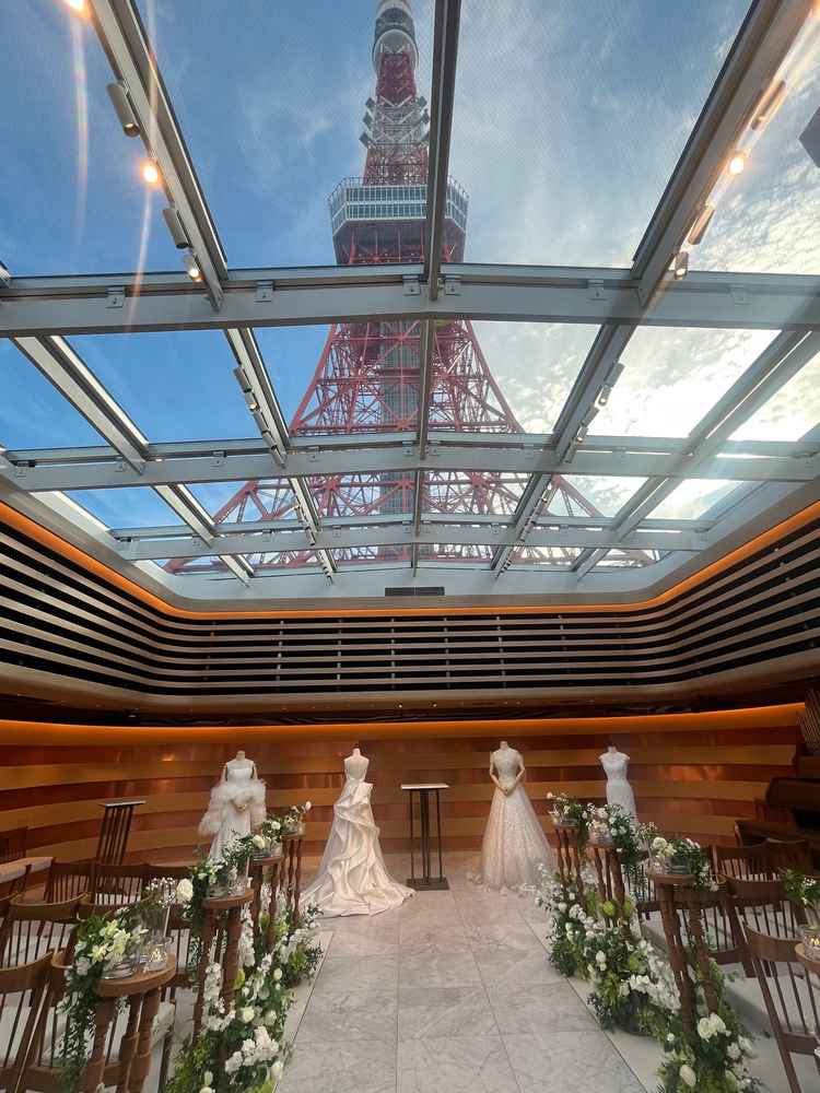 東京タワーを見上げらる式場。観客は客席にはいらないと東京タワーが上まで見えない設計になっている