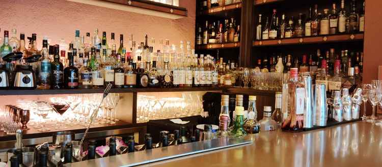 披露宴会場のバーカウンター。ビールやワインだけでなくノンアルカクテルが充実していて美味しい