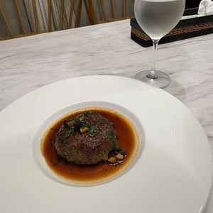 試食で出していただいた、ハンバーグです。アワビが入ってたのですが、貝類が苦手なパートナ言っていました