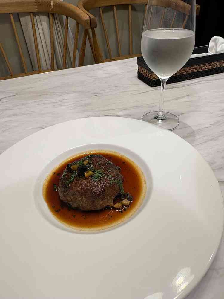 試食で出していただいた、ハンバーグです。アワビが入ってたのですが、貝類が苦手なパートナ言っていました