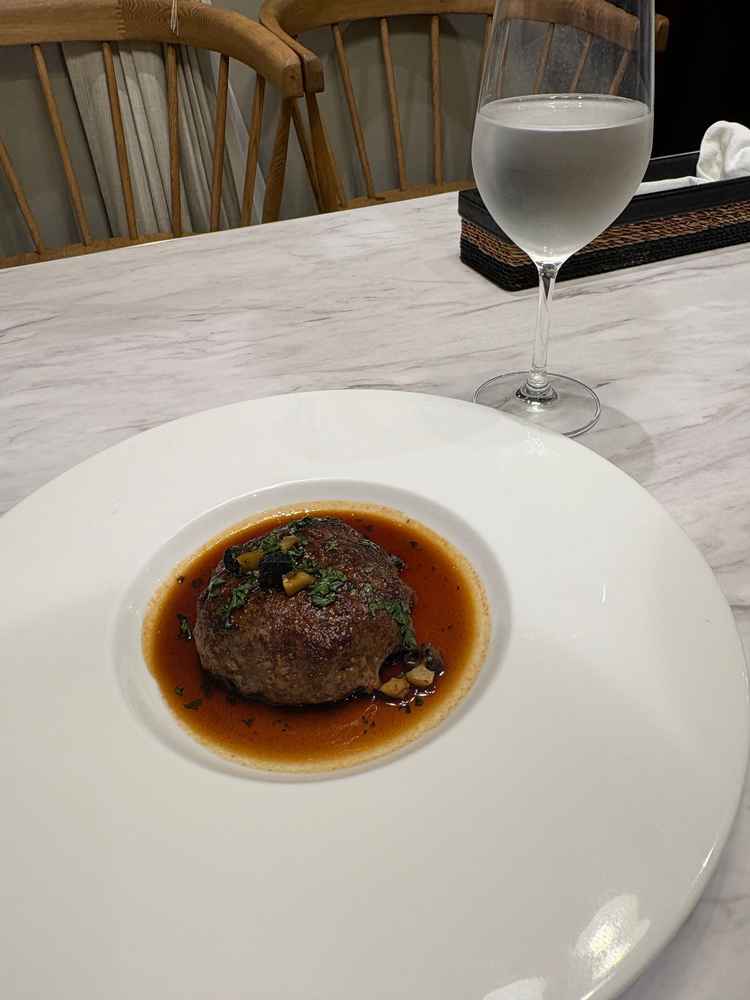 試食で出していただいた、ハンバーグです。アワビが入ってたのですが、貝類が苦手なパートナ言っていました