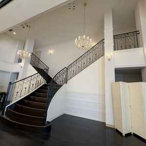 披露宴会場には階段もあり、入場などの際に活用できると感じました。