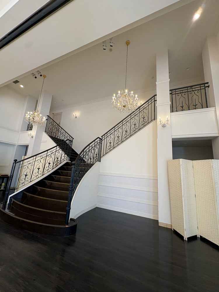 披露宴会場には階段もあり、入場などの際に活用できると感じました。