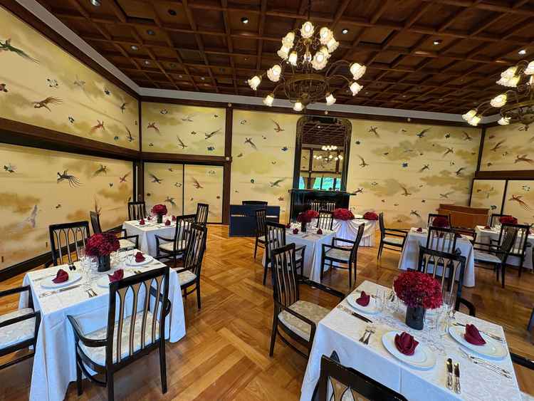 披露宴会場。昔を感じることができてレトロで素敵。