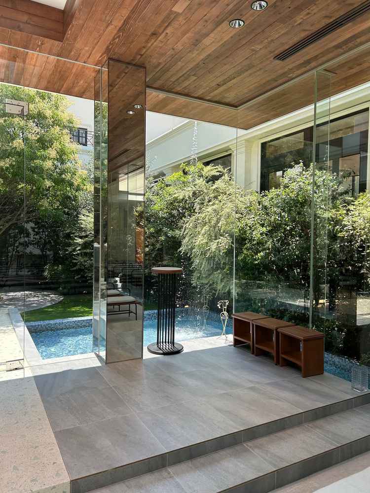 チャペルにある滝