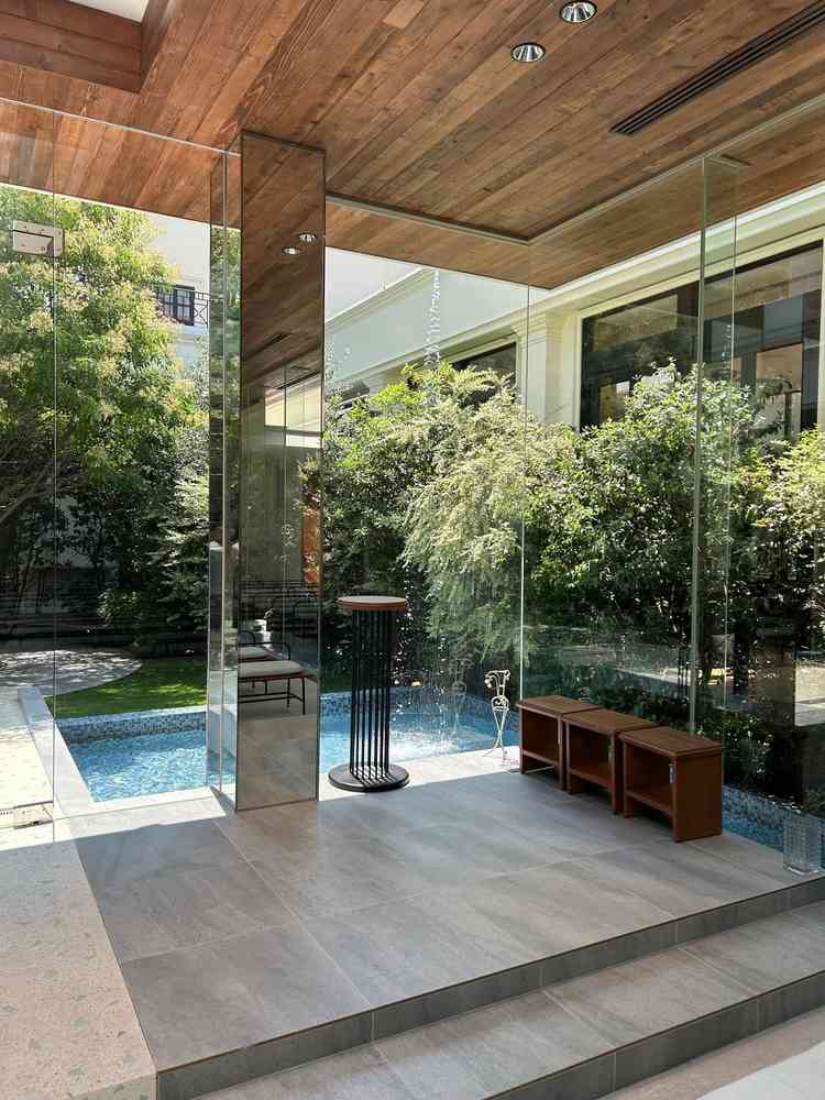 チャペルにある滝