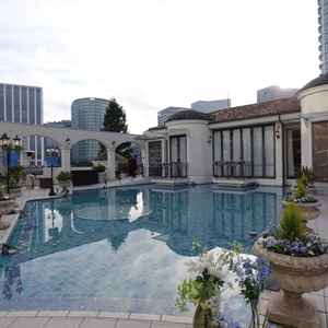 チャペルの外側のプール