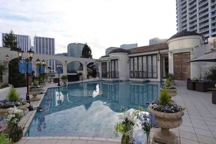 チャペルの外側のプール