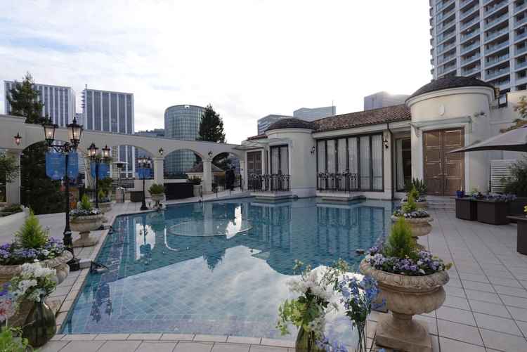 チャペルの外側のプール