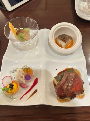 料理。主人と見学へ行ったので自分と彼の料理内容が異なっており、色んな料理を食べることができた。