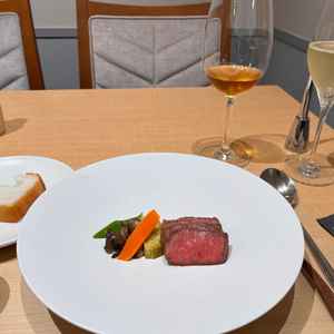 メインのお肉料理の写真。とても柔らかく、燻製されたお茶とのペアリングもグッド。