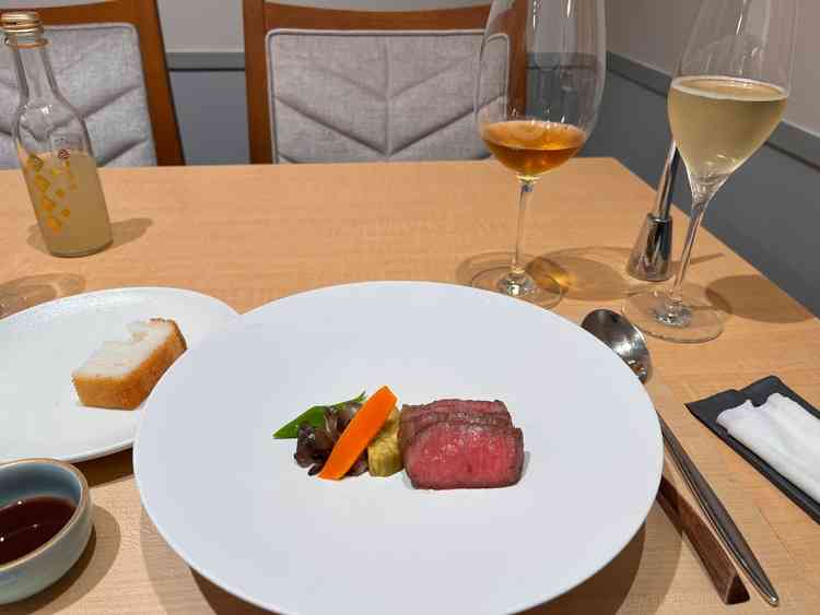 メインのお肉料理の写真。とても柔らかく、燻製されたお茶とのペアリングもグッド。