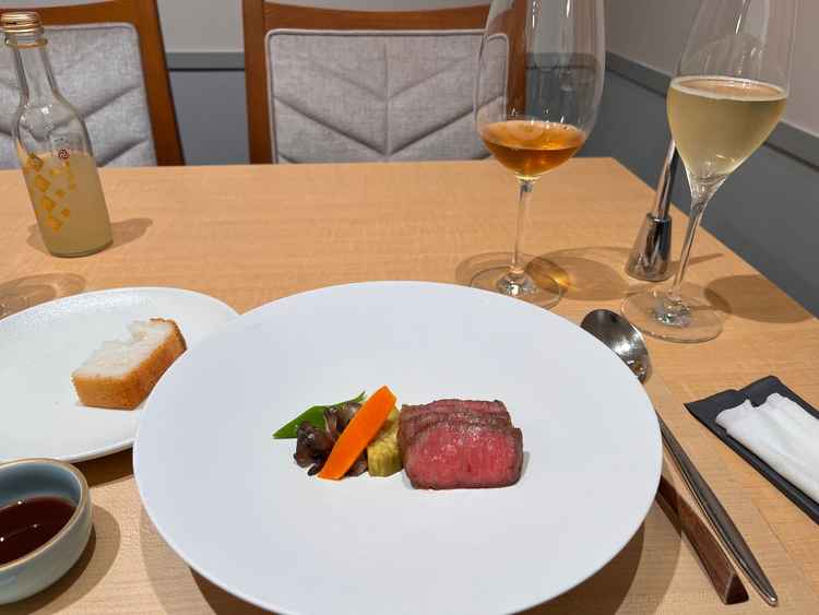 メインのお肉料理の写真。とても柔らかく、燻製されたお茶とのペアリングもグッド。