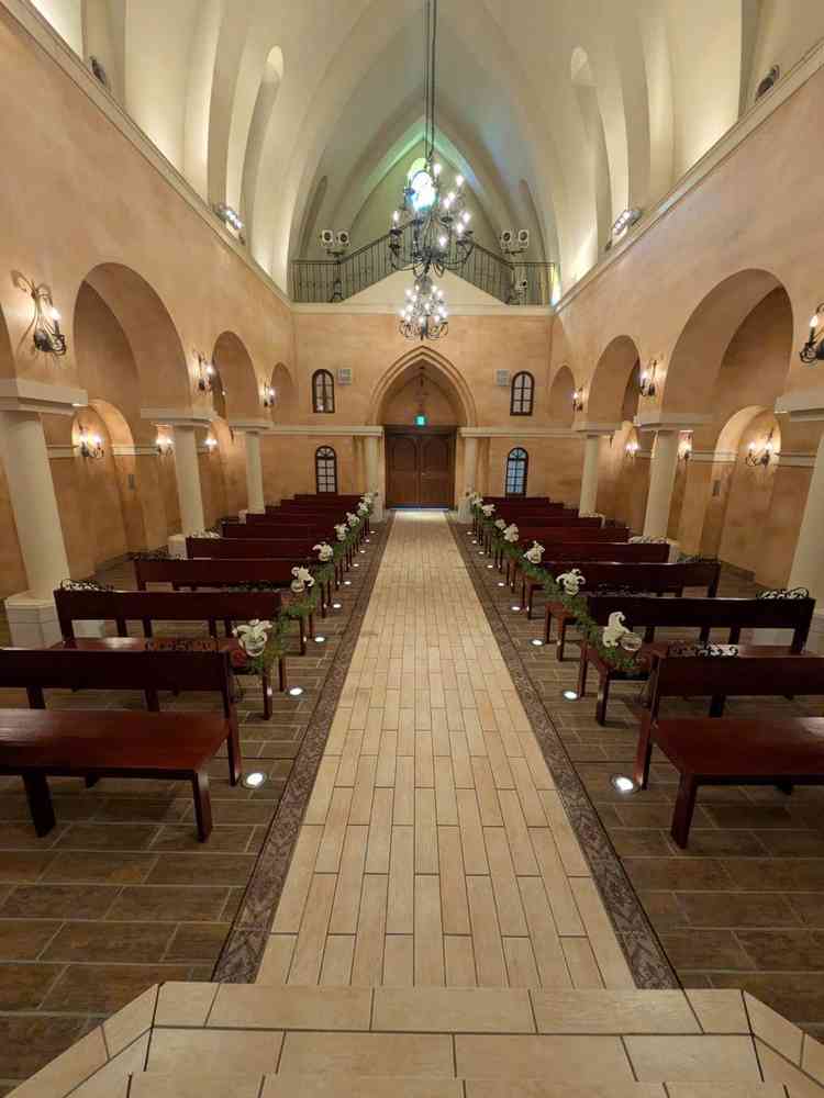 海外のチャペルのような幻想的な内観でした。