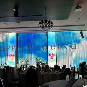 披露宴会場はモダンな雰囲気もありつつ、壁一面に映像を映す大胆なプロジェクションマッピングが魅力的。