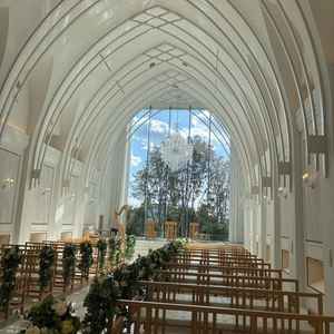 光がよく入るチャペル。