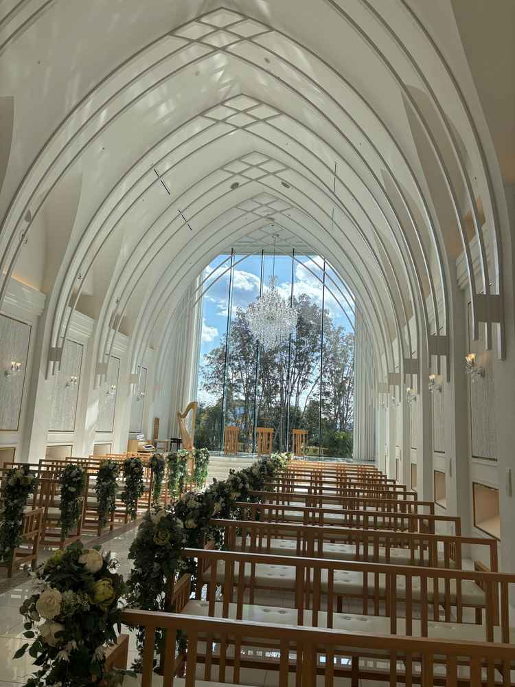 光がよく入るチャペル。