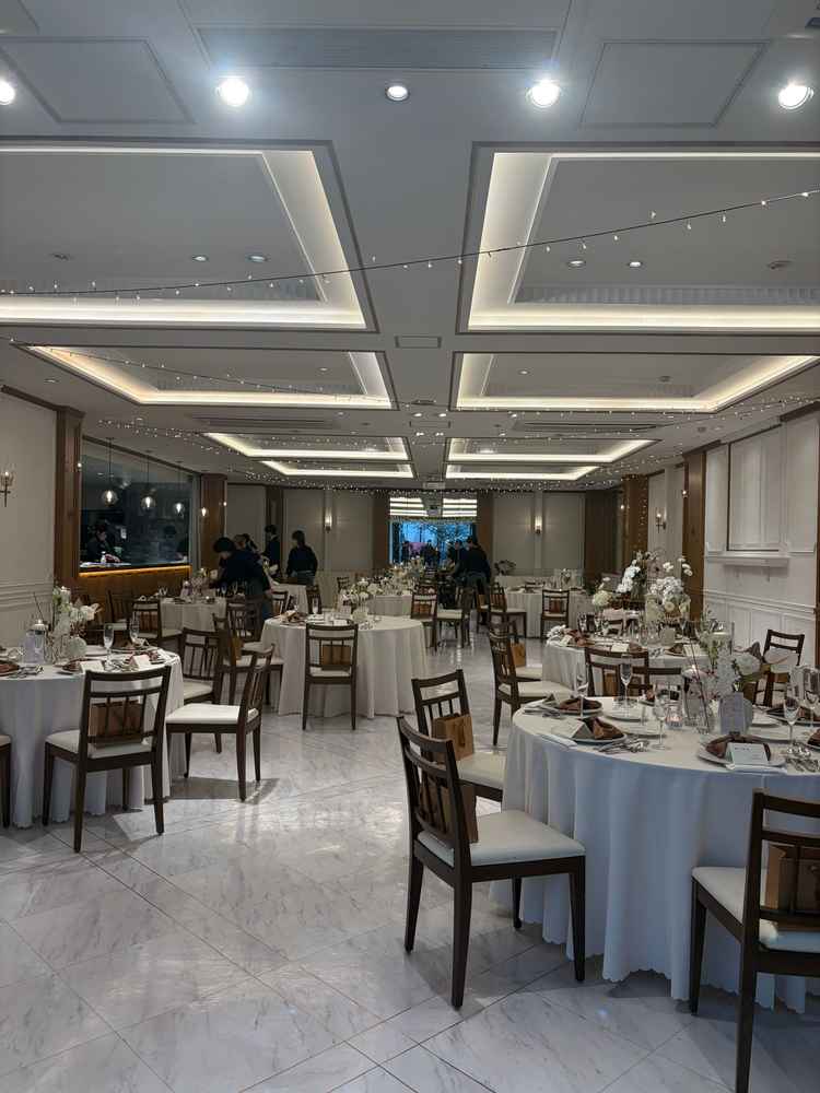 披露宴会場。ガーデン側に新郎新婦の椅子を置けたり、イメージによって披露宴内の装飾を変えられること。