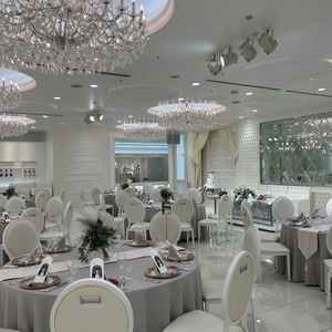 可愛らしいプリンセスのような会場。しかし白基調で傷が少し目立った。