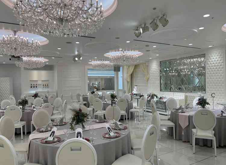 可愛らしいプリンセスのような会場。しかし白基調で傷が少し目立った。