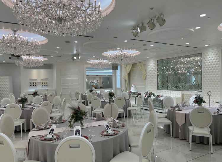 可愛らしいプリンセスのような会場。しかし白基調で傷が少し目立った。