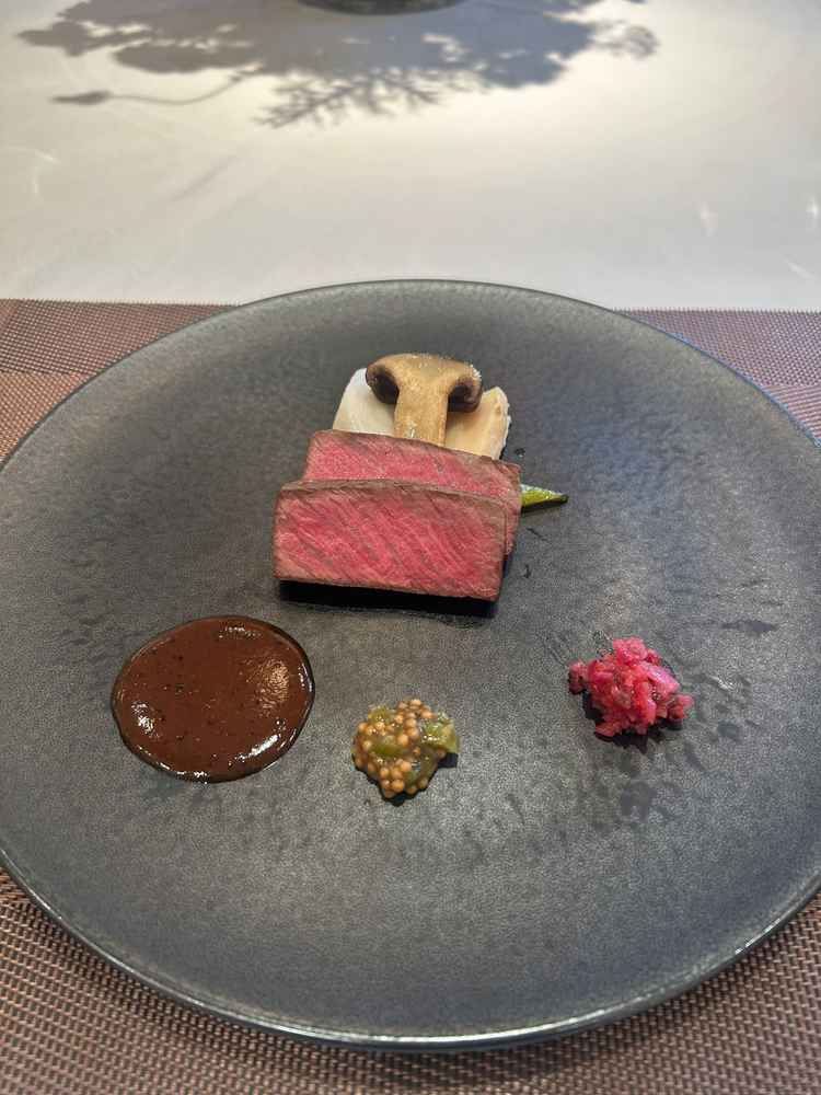 メインの肉料理。付け合わせのお野菜や、各種薬味もバランスが取れており大変美味しかった。