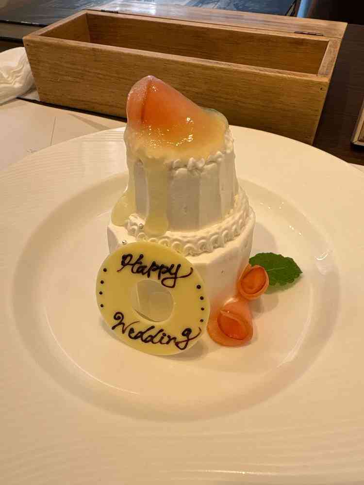 試食③。なんとミニウェディングケーキも出していただきました。美味しいりんごのショートケーキでした。