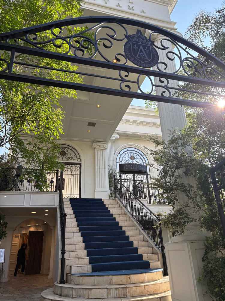 式場入り口。豪華な門と階段が素敵でした。